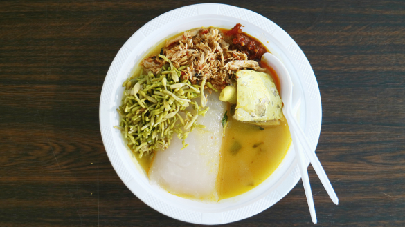 Papeda yang terbuat dari sagu disajikan dengan ikan kuah kuning, daun singkong, dan ubi jalar